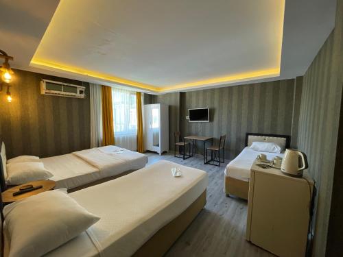 阿塔库姆deperlas的酒店客房设有两张床和一张桌子。