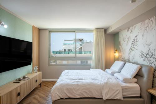 埃拉特סיסייד אילת חדר עם נוף לים - Seaside Eilat Room With Sea View的一间卧室设有一张床和一个大窗户