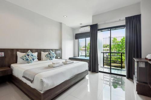 Ban Bo Sai KlangDe Piraya residence的一间卧室设有一张大床和一个大窗户