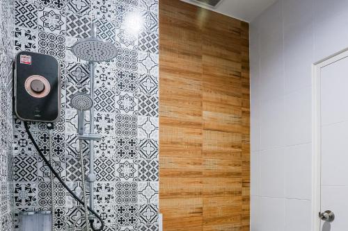 Ban Bo Sai KlangDe Piraya residence的浴室设有黑色和白色的瓷砖墙和淋浴。
