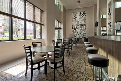 圣保罗Flat Hotel Internacional Ibirapuera 2534的餐厅设有一排桌椅