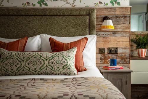 塞特尔塞特尔金狮l旅馆的一间卧室配有一张带木制床头板和枕头的床。