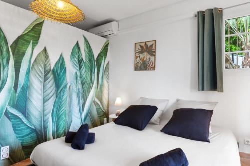 圣拉斐尔Villa Seleva Agay, piscine et vue mer 180 degré的卧室配有两张壁画床。