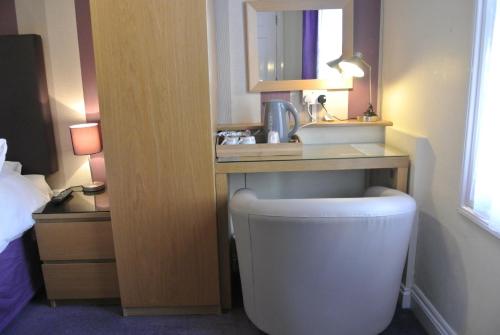 朴次茅斯白金汉公爵酒店的一间带水槽、卫生间和镜子的浴室