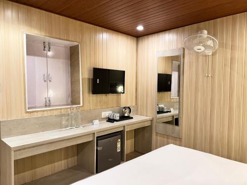 穆索里Wabi Sabi Stays - Pride Inn的一间带水槽和镜子的浴室