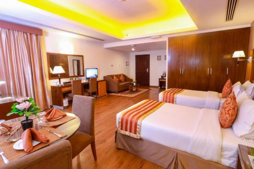 迪拜财富明珠大酒店的酒店客房带两张床和一个客厅