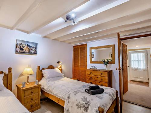 雷文斯通代尔1 Bed in Kirkby Stephen SZ355的一间卧室配有两张床和镜子