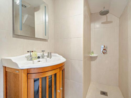 雷文斯通代尔1 Bed in Kirkby Stephen SZ355的一间带水槽和淋浴的浴室