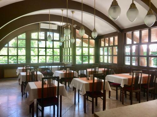 赫维兹黑维兹公园酒店的用餐室设有桌椅和窗户。