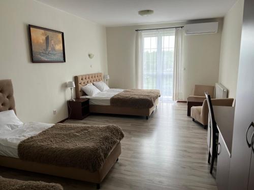 达布基Villa Marina的一间卧室设有两张床和窗户。