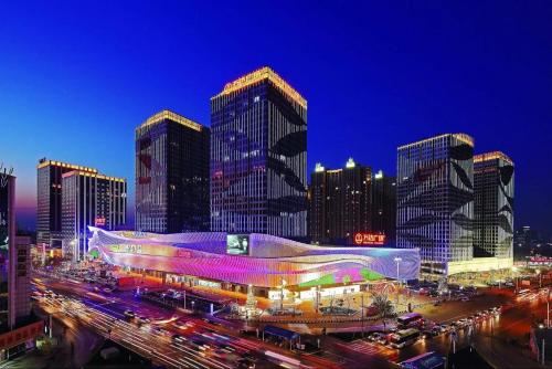 广州Wind sleeping Color Hotel - GuangZhou CHIME LONG Line7&18Nancun Wanbo STN的城市天际线,有高大的建筑和夜间交通