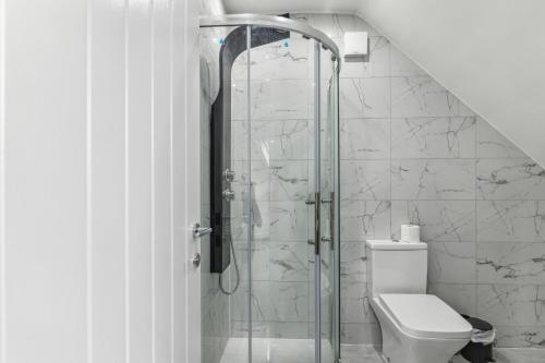 BelvedereSpacious 3 Bedroom - 2 Full Bath Flat Belverde Erith South East London的带淋浴和卫生间的浴室