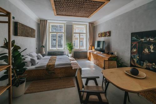 布拉格Art hotel Sazavska的一间卧室配有一张床和一张桌子