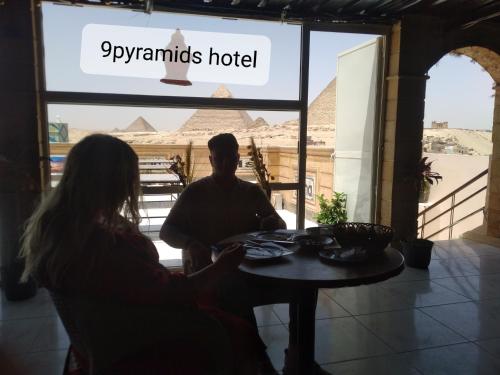 开罗9pyramids hotel的坐在餐厅桌子上的男女