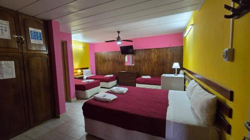费德拉西翁Villa Termal的酒店客房带床铺,卧室带粉红色