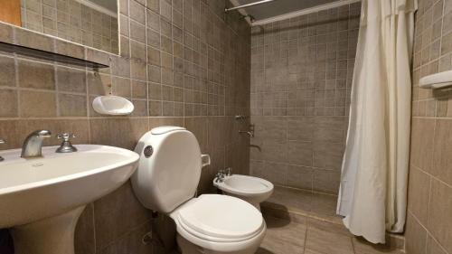 费德拉西翁Villa Termal的浴室配有白色卫生间和盥洗盆。