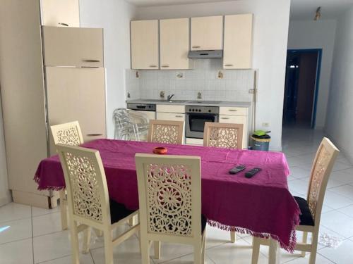 米多恩Résidence Jlidi的厨房配有带紫色桌布的桌子