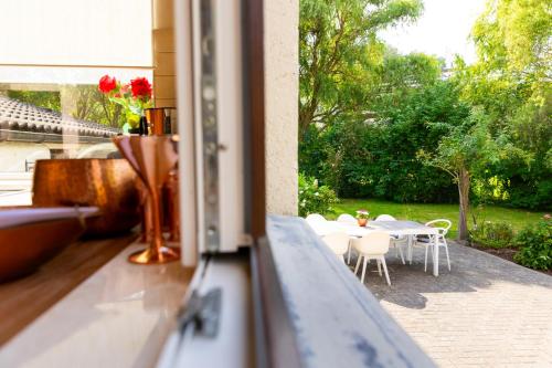 卡尼De Koperen Geit的阳台配有桌椅,享有风景。