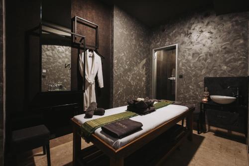 布尔诺巴瑟罗布尔诺宫殿酒店的更衣室,镜子里装有 ⁇ 