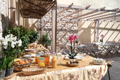诺托Baglio donna Concetta的长桌子上放着食物和鲜花