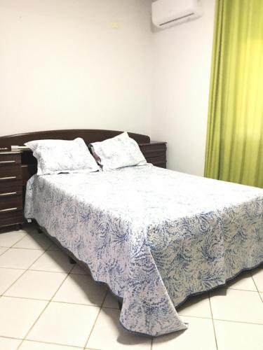 卡瓦坎特Vista da Serra的一间卧室配有一张带蓝白色毯子的床