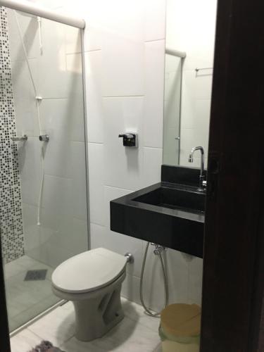 卡瓦坎特Vista da Serra的浴室配有卫生间、淋浴和盥洗盆。
