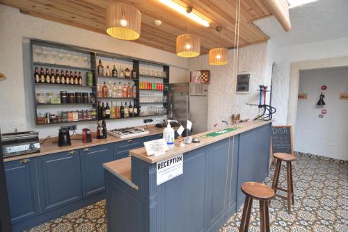阿拉恰特Alaçatı Disa的一间酒吧,里面装有蓝色的橱柜和凳子