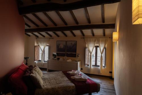 佩夏Mansarda Pescia的一间设有床铺的卧室,位于带窗户的房间内