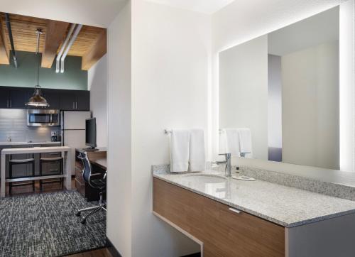 波士顿波士顿市中心万豪海港酒店的一个带水槽和柜台的厨房