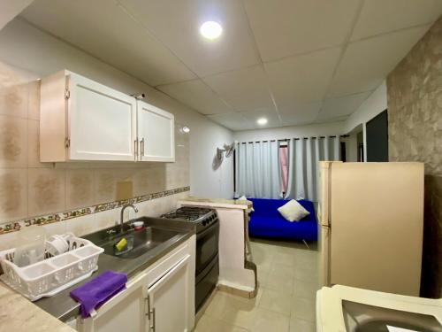 卡塔赫纳Apartamento cerca del aeropuerto的厨房配有水槽和冰箱