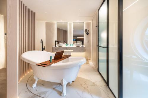 圣保罗至尊酒店的浴室配有白色浴缸和水槽
