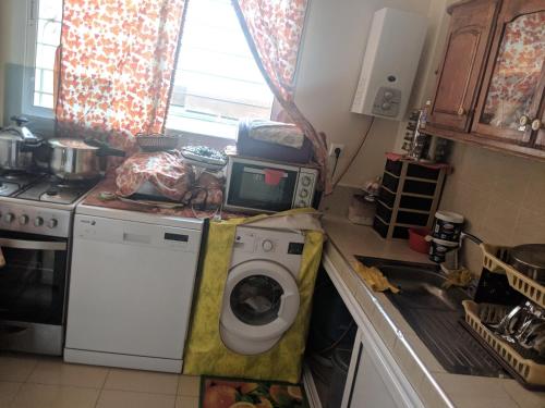 伊夫兰Maison de vacances的厨房配有洗衣机和微波炉。