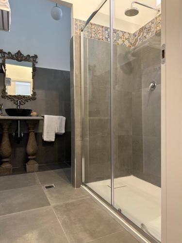 维泰博Palazzo Dasso的一个带水槽的玻璃淋浴间