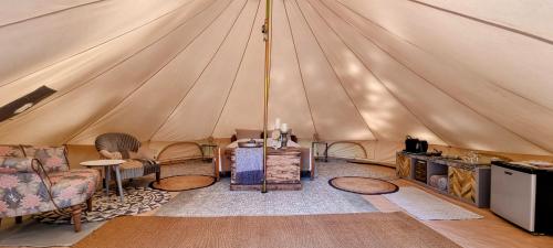 MouliherneLuxury Bell Tent at Camping La Fortinerie的一个带沙发和椅子的帐篷