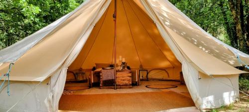 MouliherneLuxury Bell Tent at Camping La Fortinerie的一个大帐篷,里面设有一张桌子