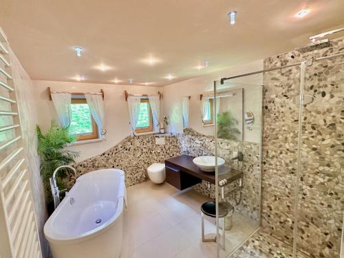 富尔普梅斯科罗斯巴彻尔公寓酒店的带浴缸、水槽和淋浴的浴室