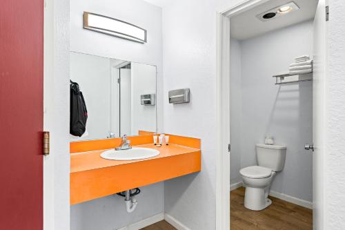 亚基马Red Lion Inn & Suites Yakima的一间带水槽和卫生间的浴室
