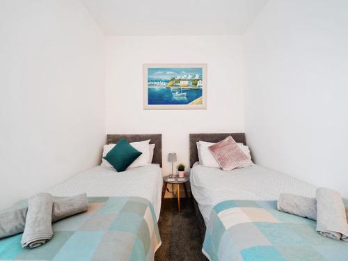 伯恩茅斯Mary Bowes Terrace的客房设有两张单人床和一张桌子。