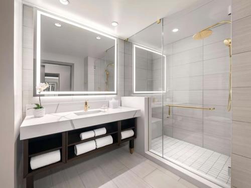 拉斯维加斯Las Vegas Hilton at Resorts World的一间带水槽和淋浴的浴室