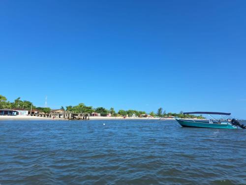 苏佩拉古伊Pousada Serena Superagui的水中的小船,背靠海滩