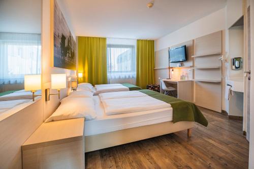 菲沙门德多夫维也纳机场生活酒店的酒店客房配有两张床和一张书桌