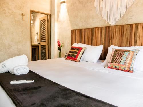 圣玛尔塔Salvia Madre的卧室配有带枕头的大型白色床