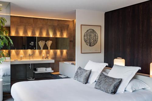 帕拉杜波笛燃及Spa酒店的卧室配有白色大床和水槽