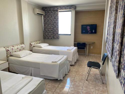 彼得罗利纳Águas Palace Hotel的一间医院房间,设有四张床和窗户