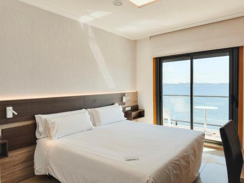 桑亨霍马德维拉酒店的一间卧室设有一张大床和一个大窗户
