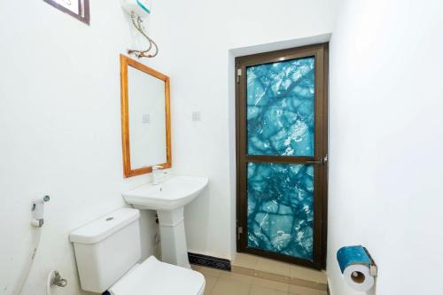 FujoniMangapwani Beach villa的一间带卫生间和窗户的浴室