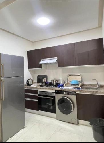 纳祖尔Apart Nador de Luxe 1的厨房配有洗衣机和洗碗机。