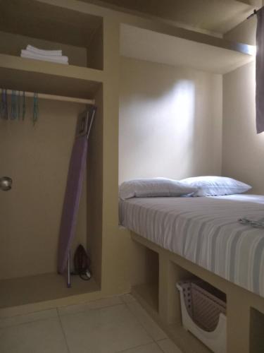 卡斯特里Cozy Apt 15 minutes to Castries Ferry & Rodney Bay的一间带一张床和淋浴的小卧室