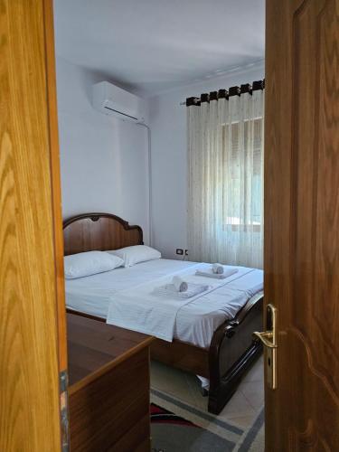 培拉特Guesthouse Iljaz的一间卧室设有一张床和一个窗口