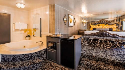 圣乔治珊瑚山贝特韦斯特酒店的带浴缸和床的大型浴室